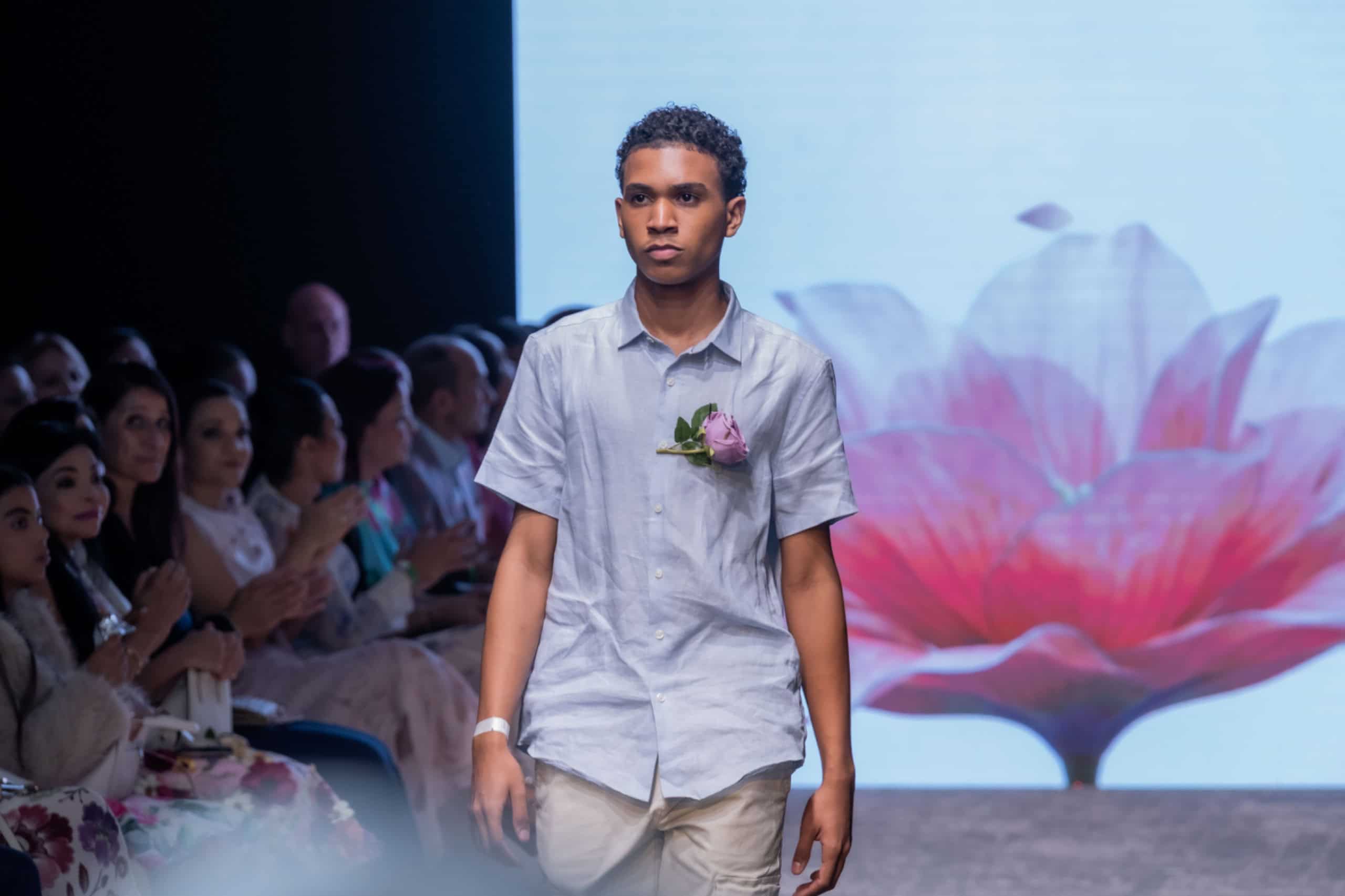 Participante del Desfile por la Inclusión: "Florecer" organizado, este sábado 17 de octubre de 2026, por la Procuraduría General de la República y el Ministerio de Justicia.