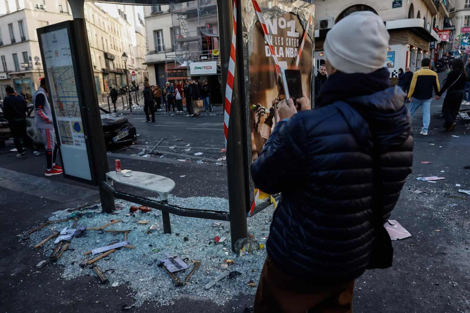 Cristales rotos y comercios destrozados quedaron en París tras los disturbios registrados durante las manifestaciones del sábado contra el alto costo de la vida.