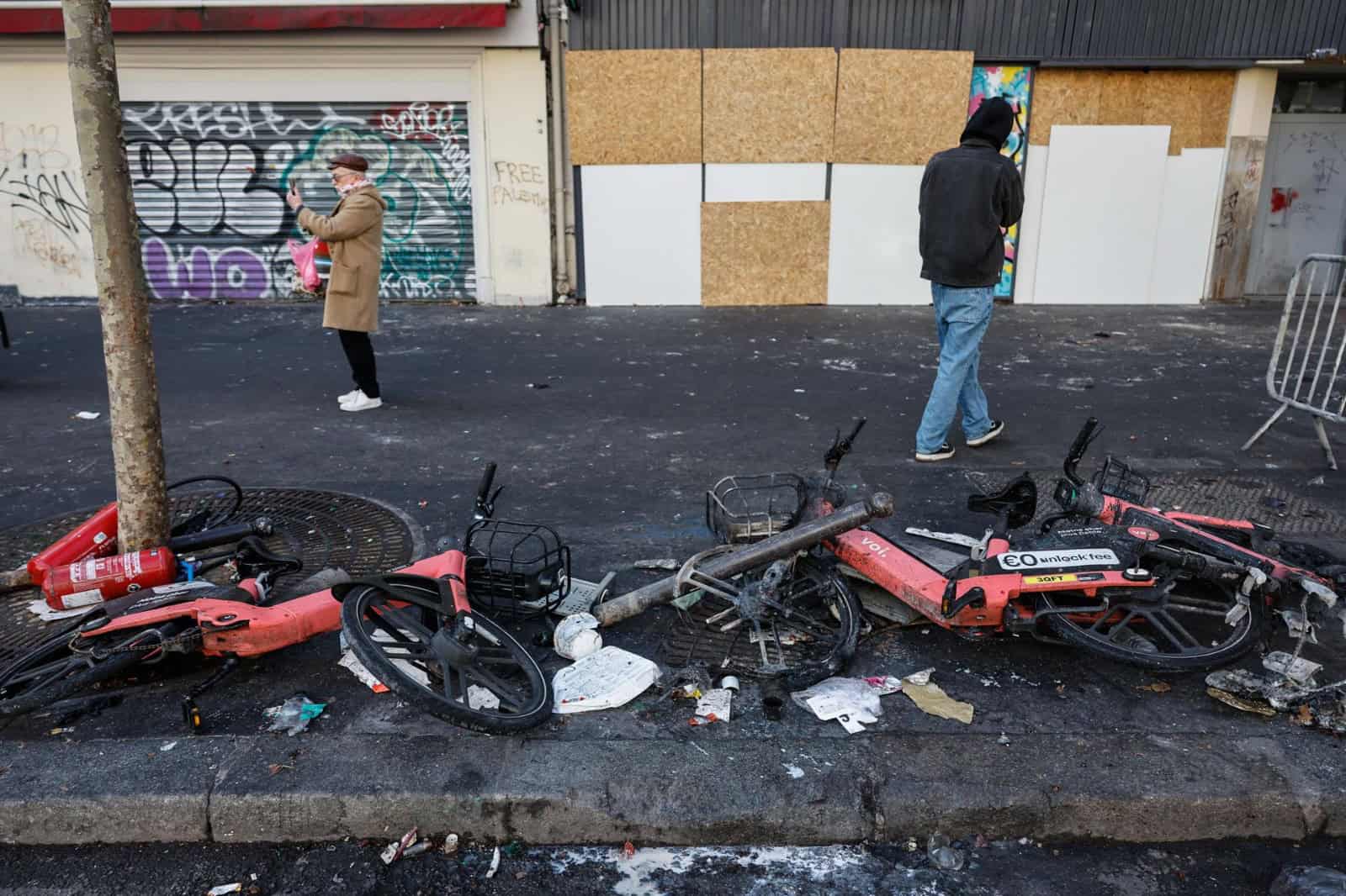 Bicicletas calcinadas y restos de objetos quedaron en las calles de París tras los disturbios registrados durante las manifestaciones del sábado.