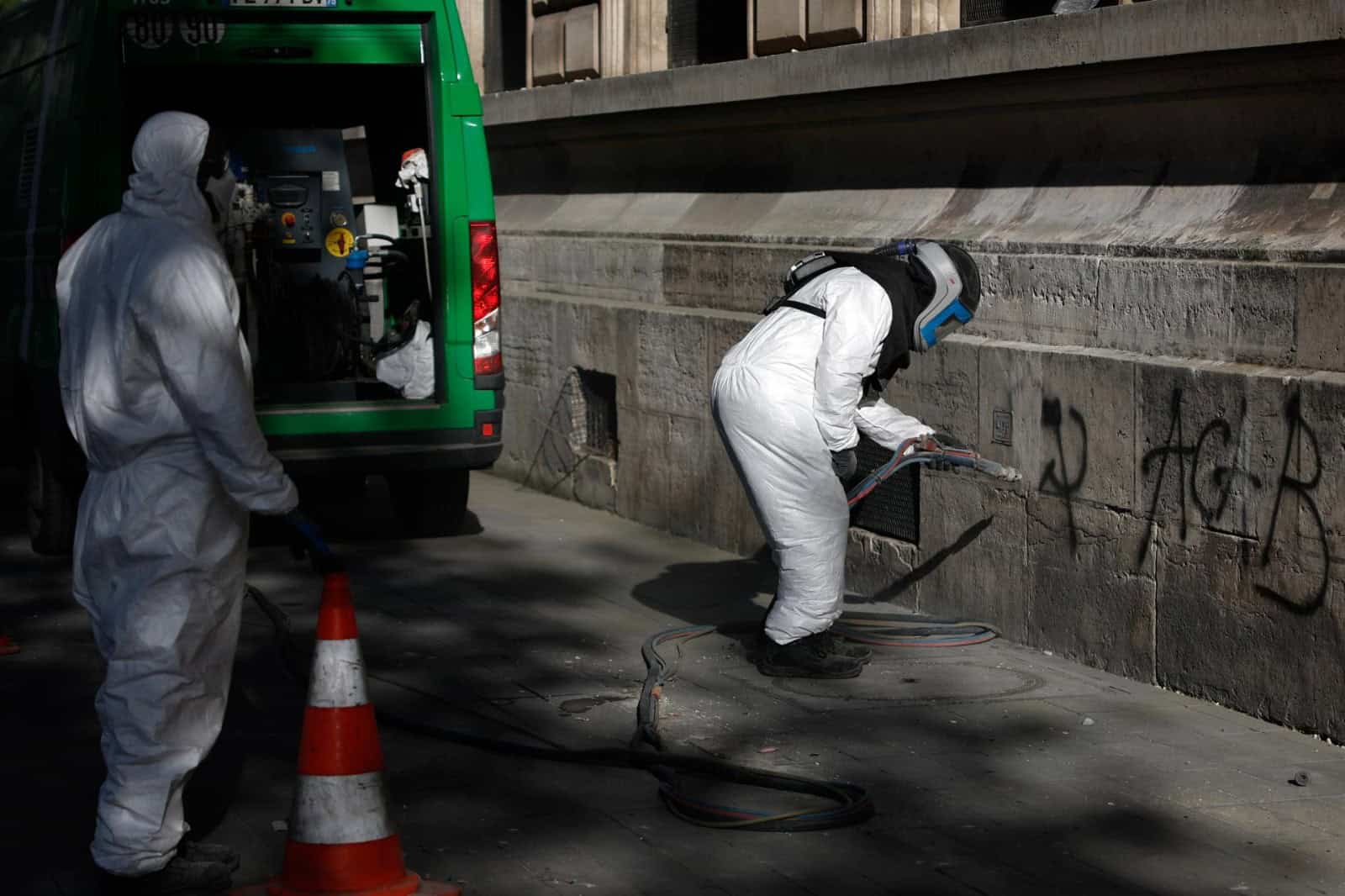 Personal de limpieza trabaja en la eliminación de grafitis y la recuperación de los espacios públicos de París, tras los disturbios registrados durante las manifestaciones del sábado.