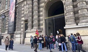 Francia decreta toques de queda nocturnos en cuatro ciudades del norte del pa&iacute;s