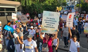 Evang&eacute;licos marchan en Santo Domingo Oeste contra la delincuencia juvenil