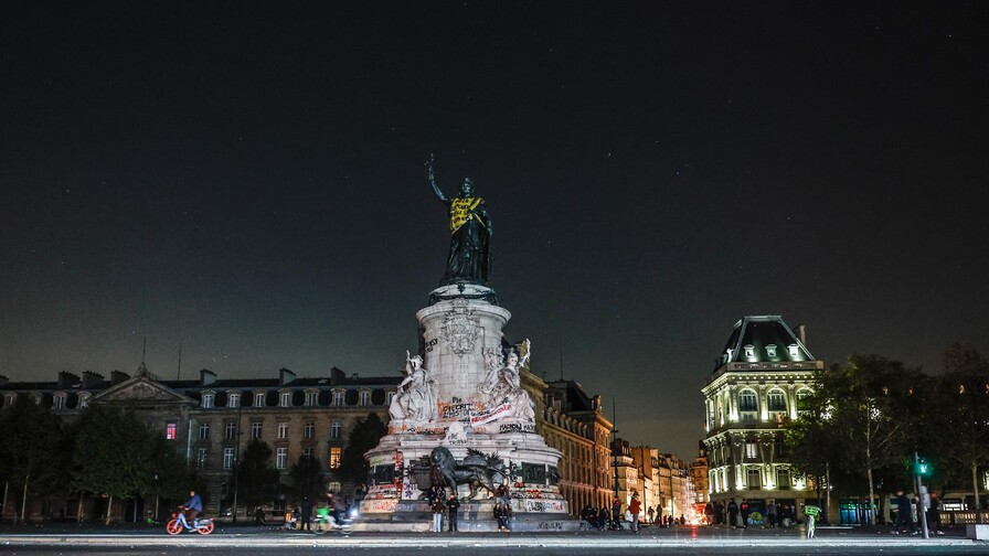 Francia adopta toques de queda en Par&iacute;s y m&aacute;s ciudades para atajar disturbios y saqueos