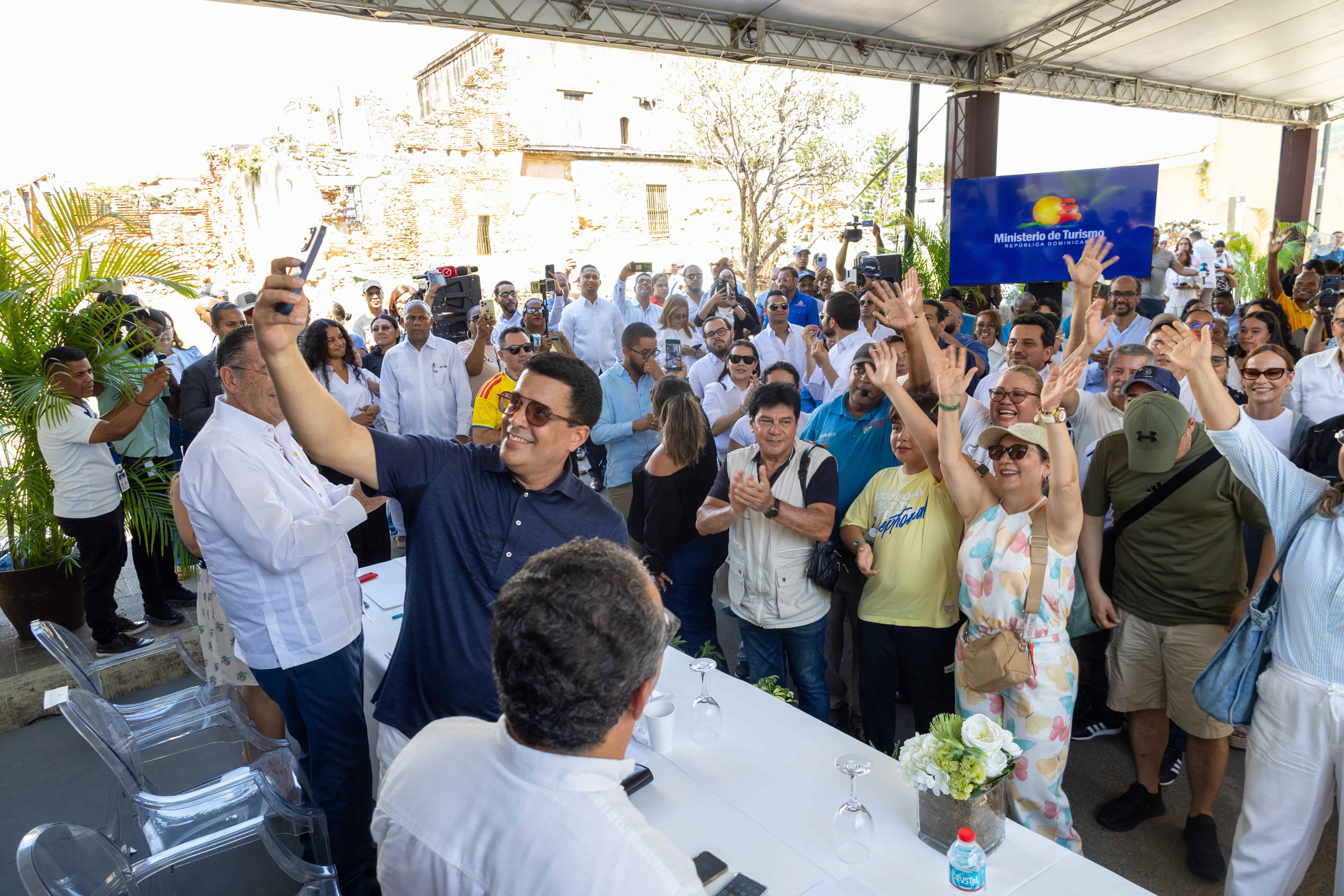 El ministro David Collado aprovech&oacute; que durante el acto inaugural pasaba por el lugar un grupo de turistas colombianos a los que invit&oacute; a tomarse una foto.