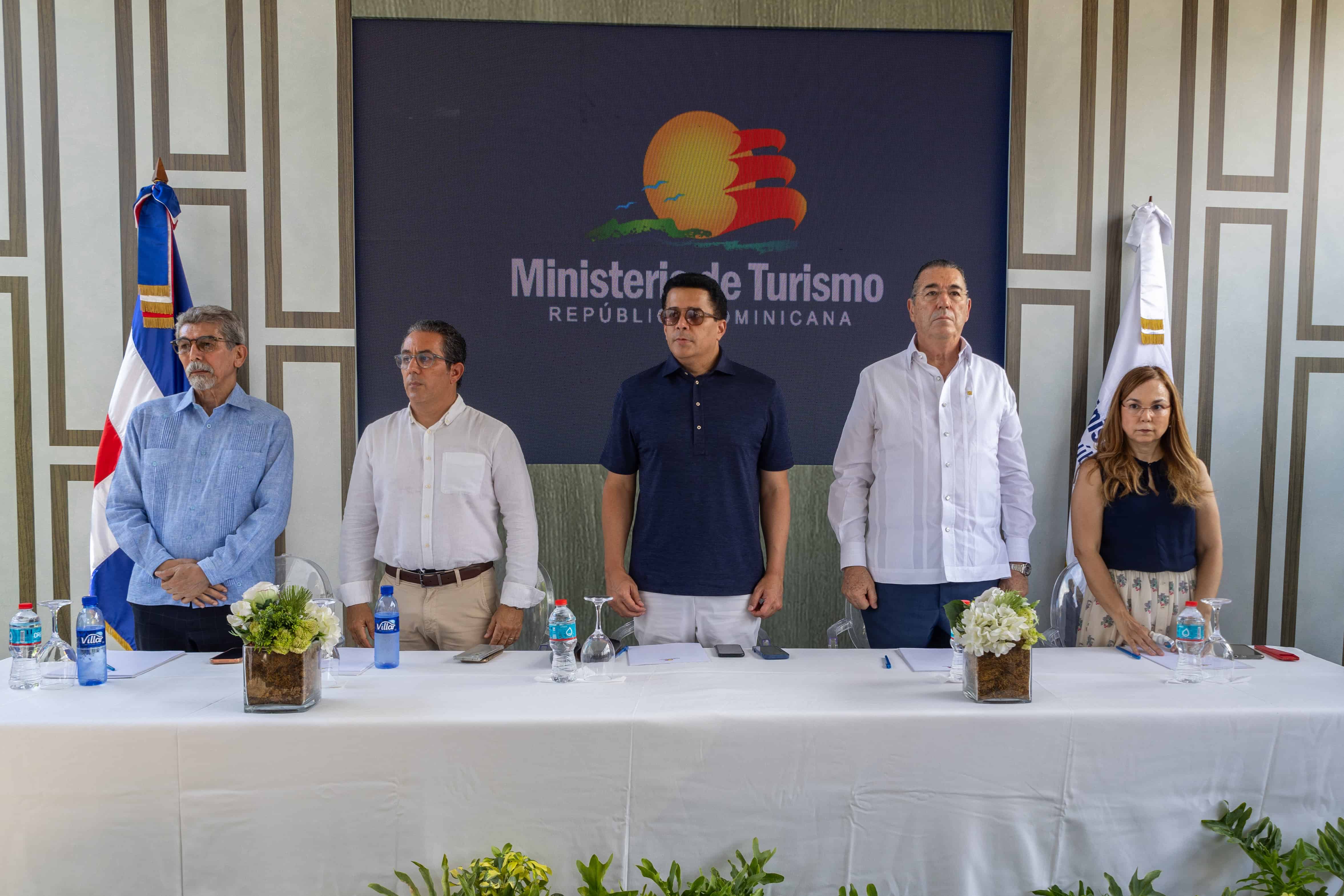 Juan Mubarack, director de Patrimonio Monumental; Am&iacute;n Abel Santos, Coordinador  del Programa Integral de Desarrollo Tur&iacute;stico y Urbano de la Ciudad Colonial; David Collado, ministro de Turismo; Juan Manuel Mart&iacute;n de Oliva Garc&iacute;a, presidente del Cl&uacute;ster Tur&iacute;sticos de Santo Domingo y Gina Eli, presidenta de la Asociaci&oacute;n de Hoteles de Santo Domingo.