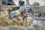 El primer ministro anuncia toques de queda en Francia tras disturbios El primer ministro anuncia toques de queda en Francia tras disturbios