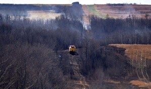R&aacute;fagas de viento repentinas aceleraron el incendio que dej&oacute; cuatro muertos en una base militar de Canad&aacute;