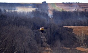 R&aacute;fagas de viento repentinas aceleraron el incendio que dej&oacute; cuatro muertos en una base militar de Canad&aacute;