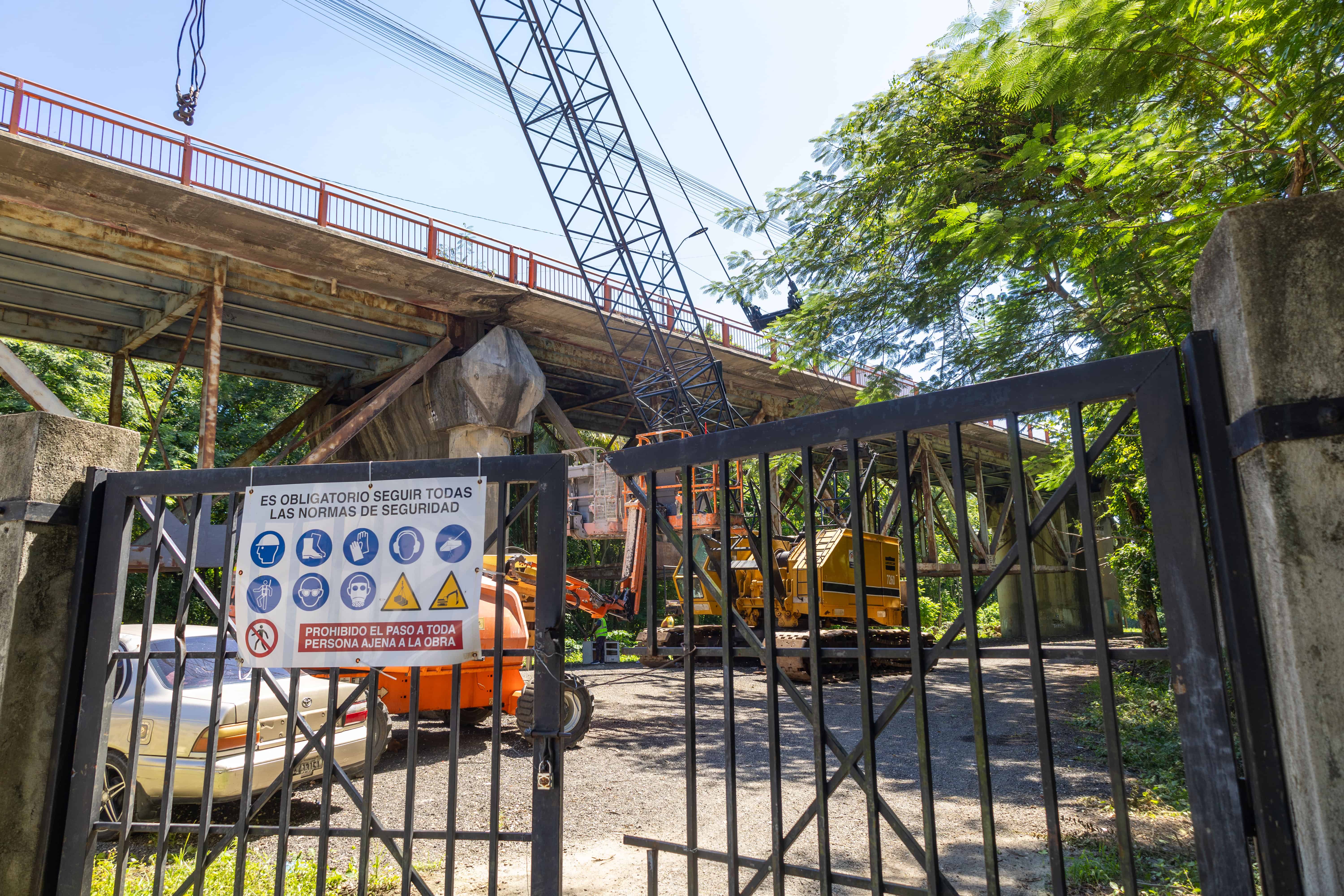 Equipos trabajan en la parte norte del puente.