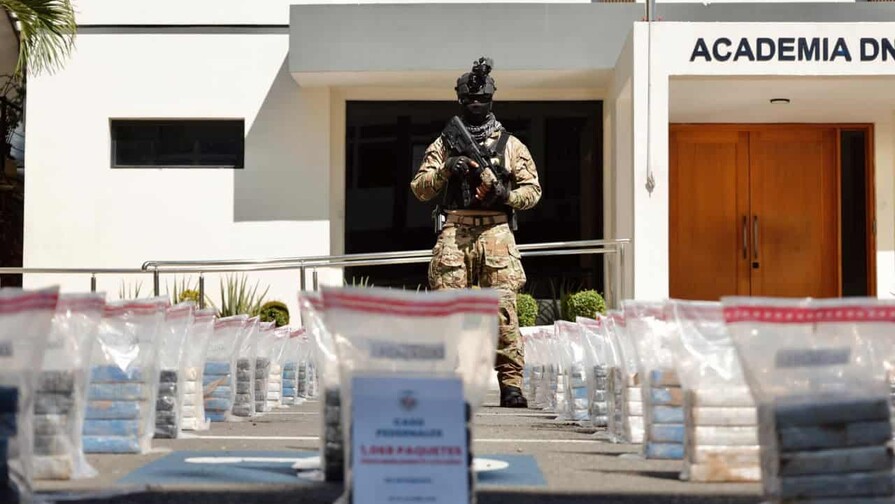 Interceptan lancha con más de una tonelada de presunta cocaína en Pedernales Interceptan lancha con más de una tonelada de presunta cocaína en Pedernales