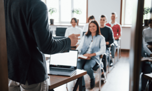 Docentes de excelencia: pedimos mejores maestros y becamos cada vez menos