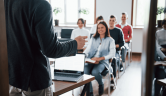 Docentes de excelencia: pedimos mejores maestros y becamos cada vez menos