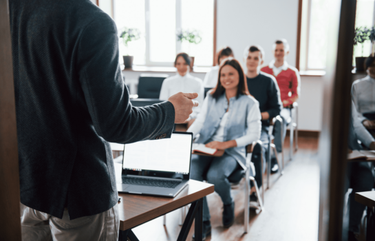Docentes de excelencia: pedimos mejores maestros y becamos cada vez menos