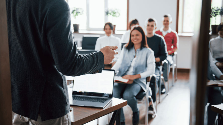 Docentes de excelencia: pedimos mejores maestros y becamos cada vez menos Docentes de excelencia: pedimos mejores maestros y becamos cada vez menos