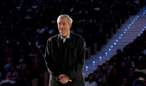 Julian Barnes lanza una advertencia: Los j&oacute;venes escritores deber&iacute;an preocuparse por la IA