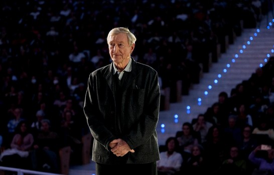 Julian Barnes lanza una advertencia: Los j&oacute;venes escritores deber&iacute;an preocuparse por la IA