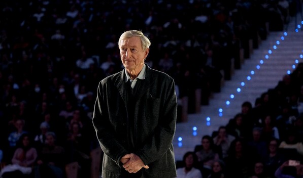 Julian Barnes lanza una advertencia: Los j&oacute;venes escritores deber&iacute;an preocuparse por la IA