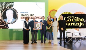 Manuel Garc&iacute;a Ar&eacute;valo recibe reconocimiento en el VI Foro Caribe Naranja