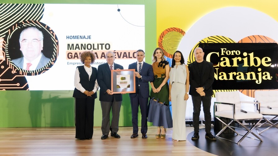 Manuel Garc&iacute;a Ar&eacute;valo recibe reconocimiento en el VI Foro Caribe Naranja