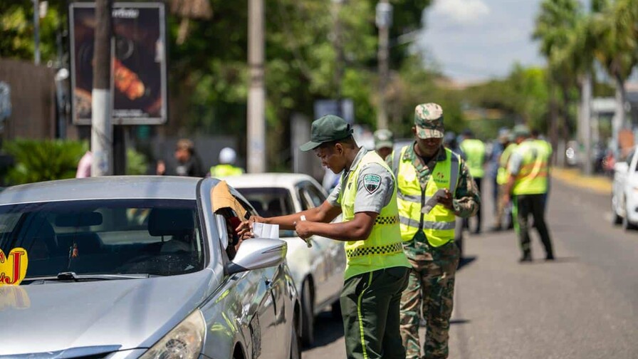 Fiscalizan 15 vehículos por operar sin autorización en corredores del Distrito Nacional Fiscalizan 15 vehículos por operar sin autorización en corredores del Distrito Nacional