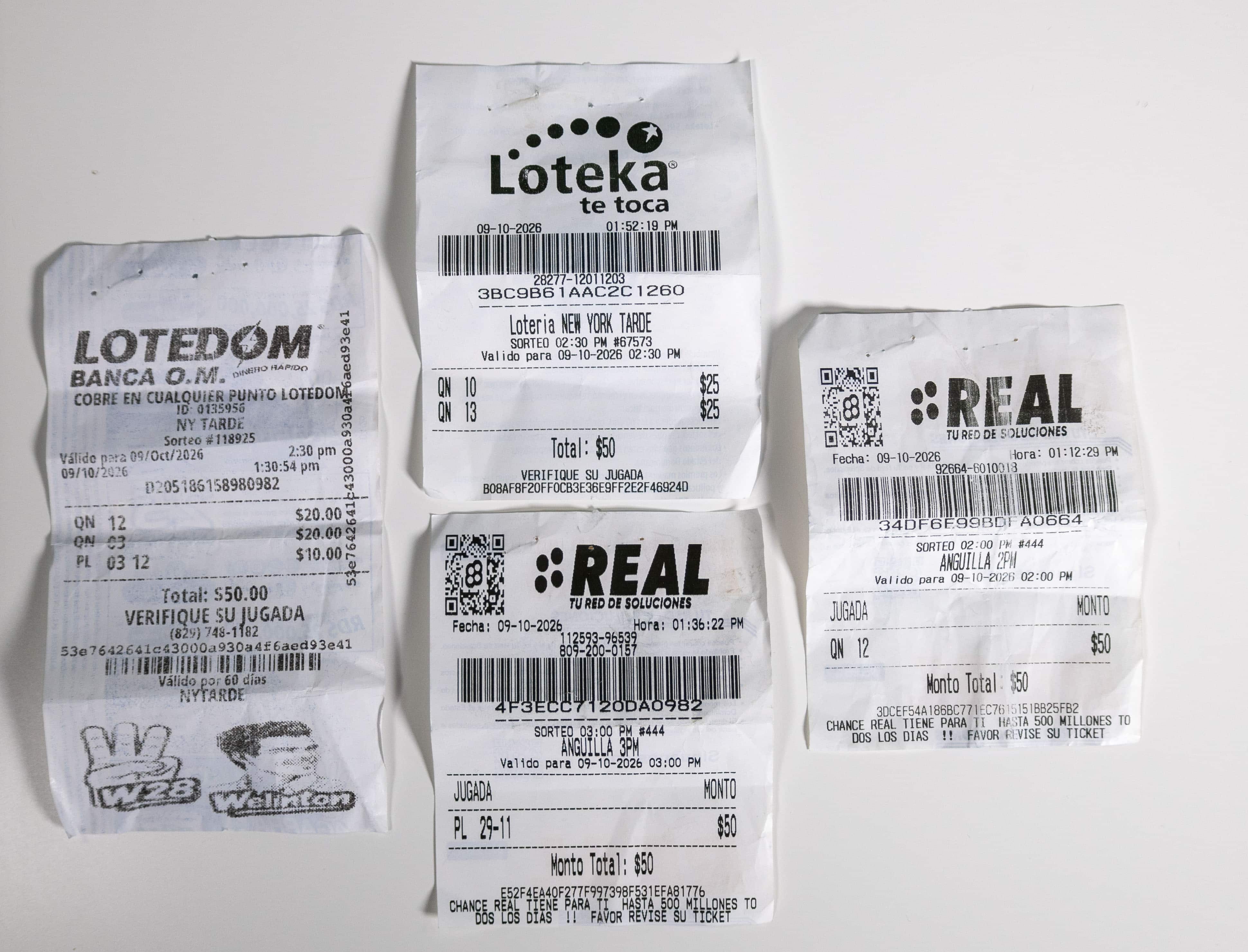 Boletos con la oferta de lotería extranjera en varias bancas del Distrito Nacional y la provincia Santo Domingo.