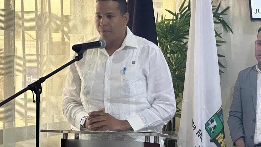 Arrestan al director de un distrito municipal de La Vega por posesión de armas sin permisos Arrestan al director de un distrito municipal de La Vega por posesión de armas sin permisos