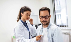Los hombres tambi&eacute;n pueden desarrollar c&aacute;ncer de mama: estas son las se&ntilde;ales de alerta