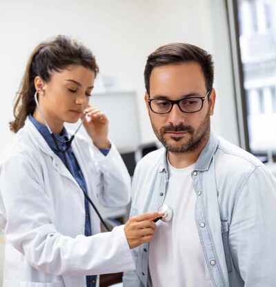 Los hombres tambi&eacute;n pueden desarrollar c&aacute;ncer de mama: estas son las se&ntilde;ales de alerta