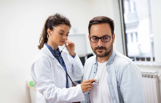Los hombres tambi&eacute;n pueden desarrollar c&aacute;ncer de mama: estas son las se&ntilde;ales de alerta