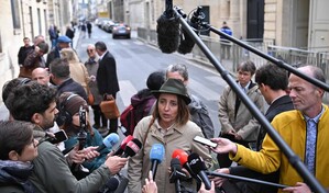 Francia decreta un toque de queda en barrios de Par&iacute;s por tercera noche consecutiva