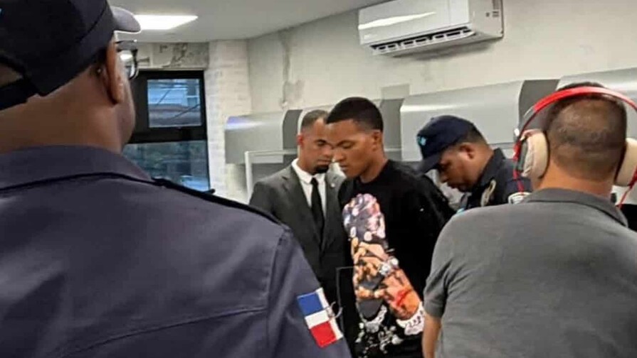 Se entrega en Santo Domingo joven buscado por enfrentamiento a tiros con la Policía en Barahona Se entrega en Santo Domingo joven buscado por enfrentamiento a tiros con la Policía en Barahona