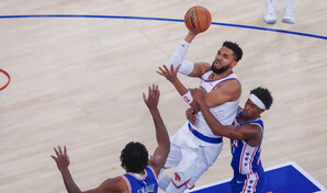Sixers le amargan el festejo de campeones a los Knicks; Towns tuvo un doble doble