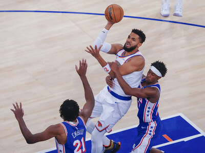 Sixers amargan el festejo a los Knicks; Towns un doble doble