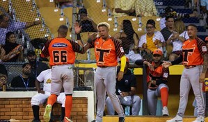 Toros exhiben su poder con tres jonrones y vuelven a imponerse a las &Aacute;guilas