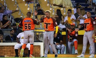 Toros exhiben su poder con tres jonrones y vuelven a imponerse a las &Aacute;guilas