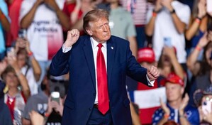 Trump es interrumpido por una decena de manifestantes en su mitin de Carolina del Sur