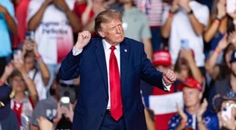 Trump vota de manera anticipada para las elecciones de mitad de mandato en EE. UU.