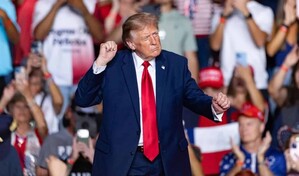 Trump vota de manera anticipada para las elecciones de mitad de mandato en EE. UU.