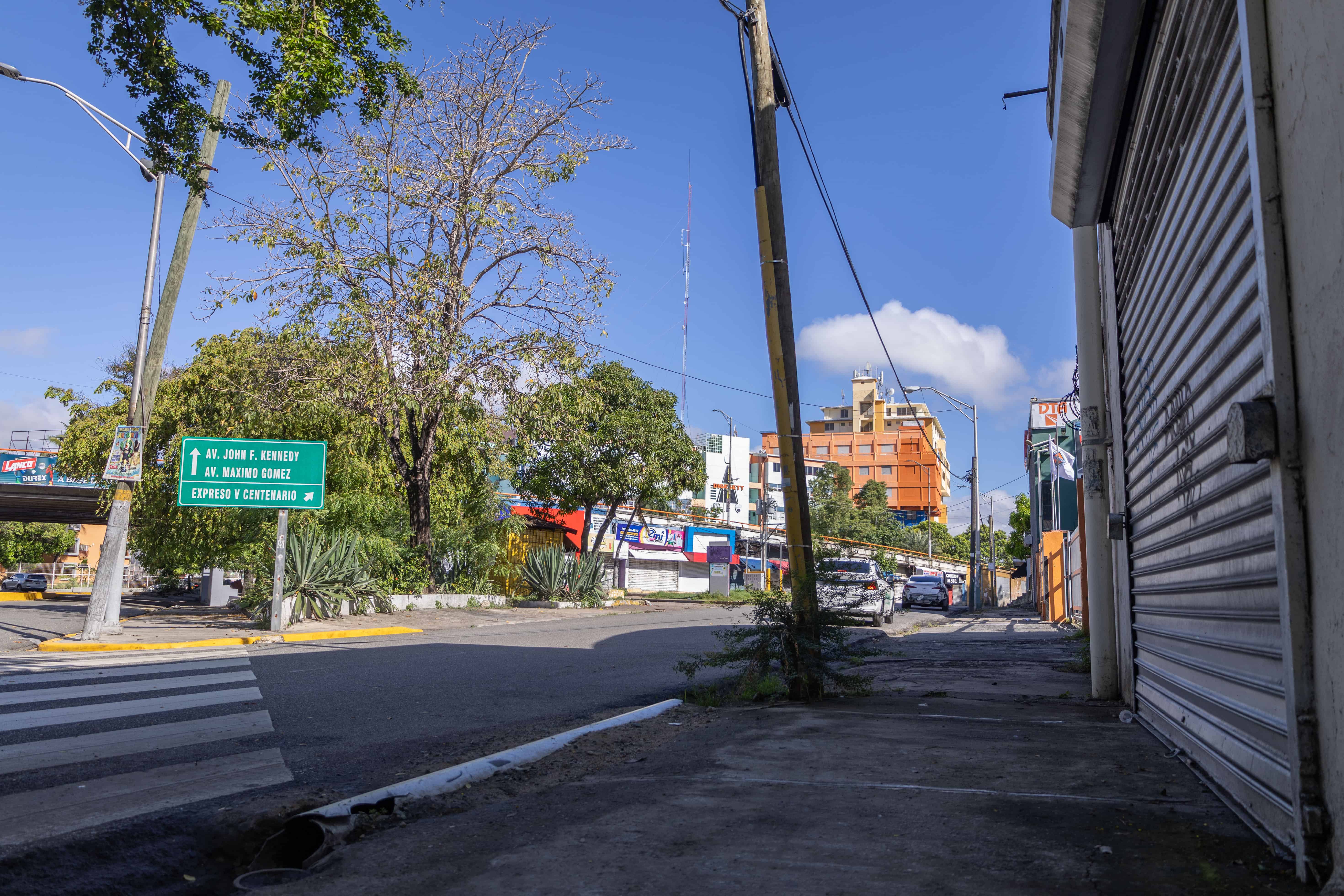 Retiran postes doblado en calle Seibo casi esquina San Martín.