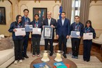 Abinader recibe  y otorga becas a los cinco jóvenes que rompieron récord Guinness de lectura