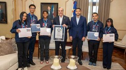 Abinader recibe  y otorga becas a los cinco j&oacute;venes que rompieron r&eacute;cord Guinness de lectura