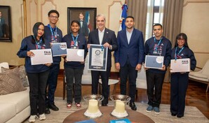 Abinader recibe  y otorga becas a los cinco j&oacute;venes que rompieron r&eacute;cord Guinness de lectura