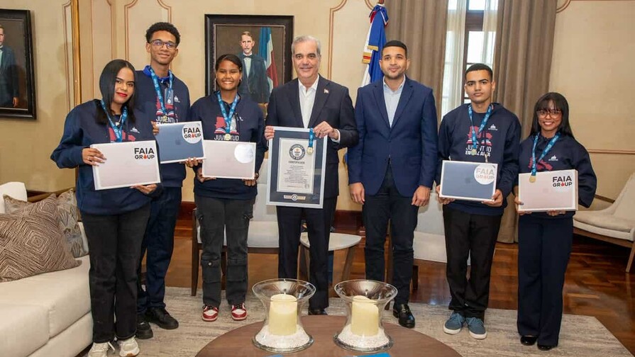 Abinader recibe y otorga becas a los cinco jóvenes que rompieron récord Guinness de lectura Abinader recibe y otorga becas a los cinco jóvenes que rompieron récord Guinness de lectura