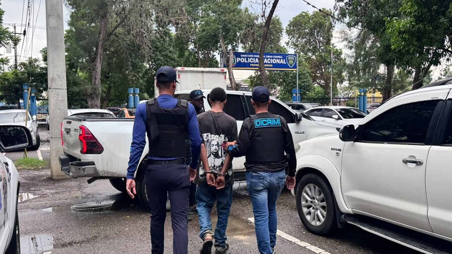 Se entrega adolescente de 17 a&ntilde;os vinculado a muerte a tiros de sargento policial en Santiago