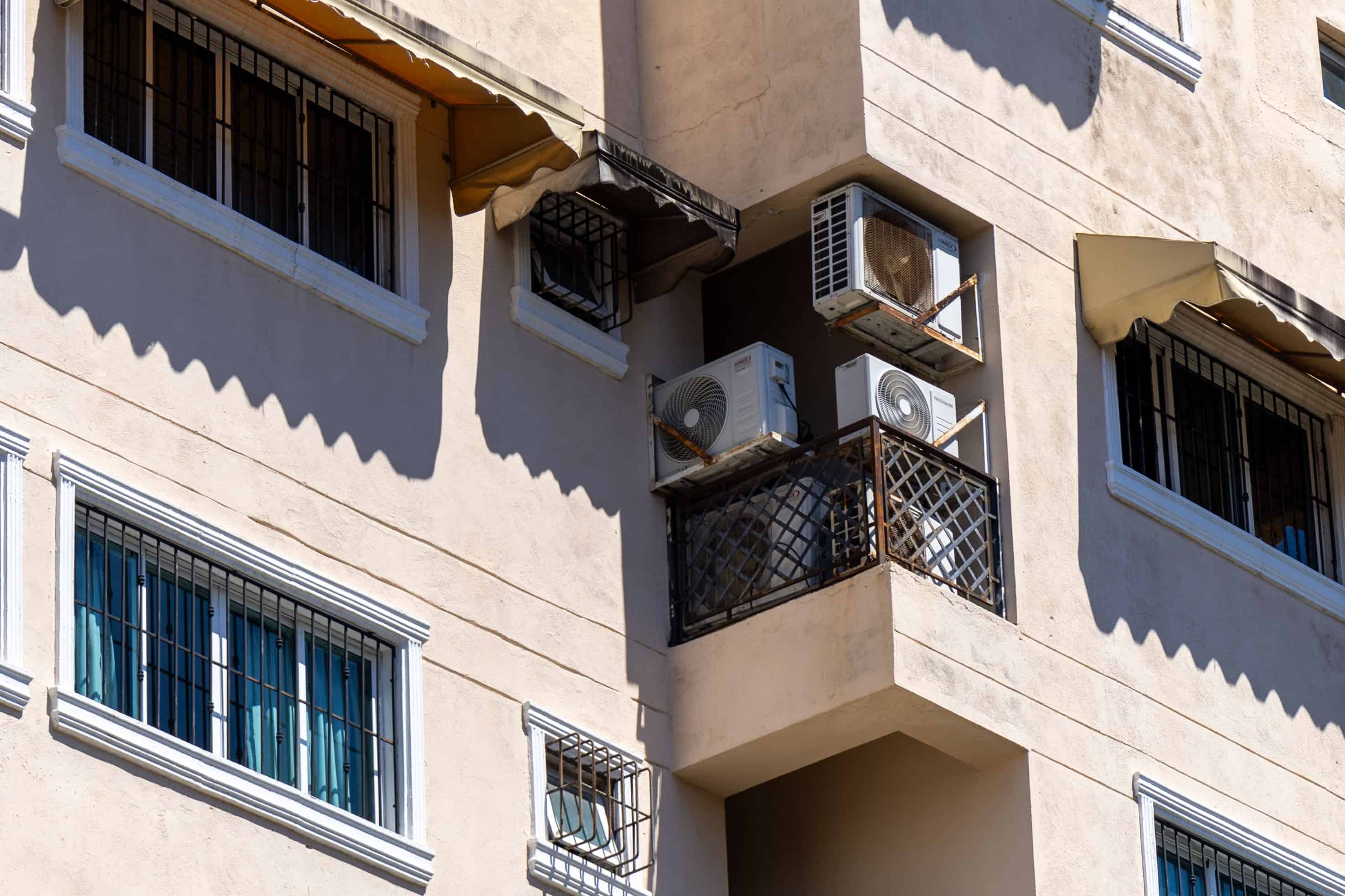 Compresores de aire acondicionado en un edificio de apartamentos.