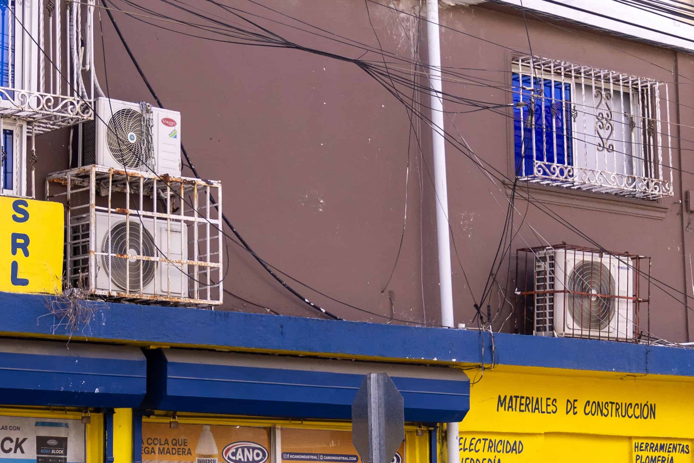 Compresores de acondicionadores de aire en un local comercial. 