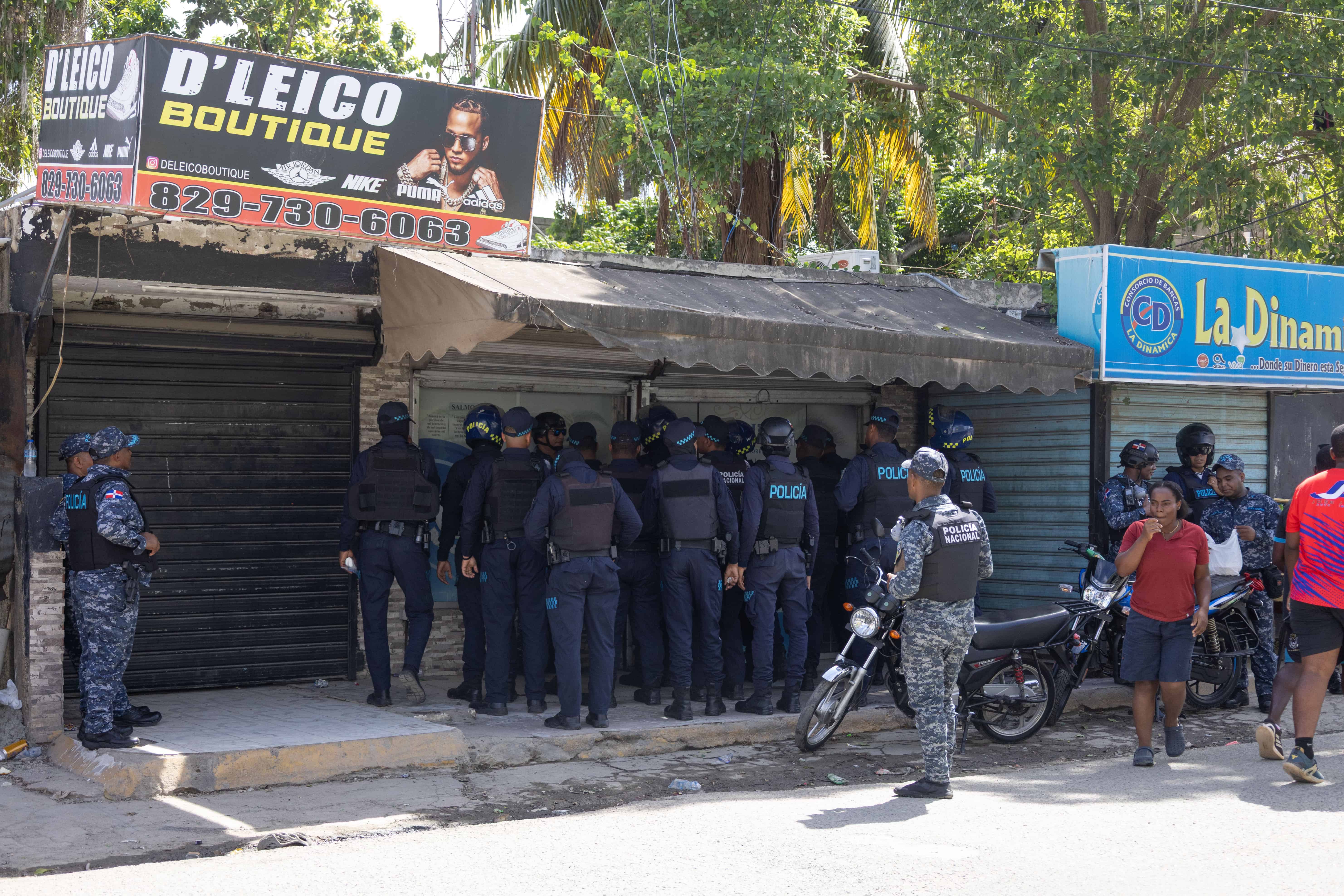 Agentes policiales se mantienen en las calles del sector Mendoza, donde familiares y moradores reclaman que se esclarezcan las circunstancias de la muerte de los mellizos.