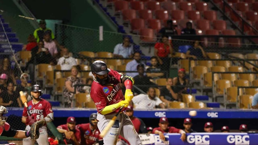 Video | Marcell Ozuna remolca seis vueltas y los Gigantes vienen de atr&aacute;s ante los Leones