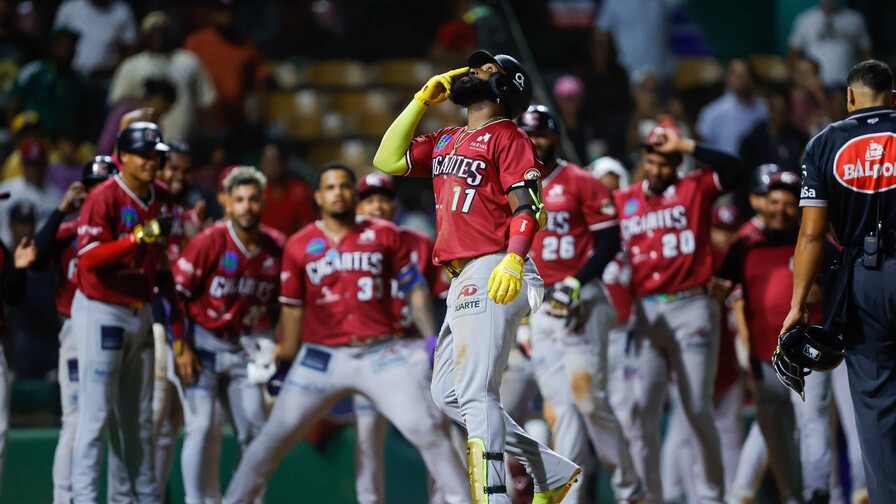 Video | Marcell Ozuna remolca seis vueltas y los Gigantes vienen de atr&aacute;s ante los Leones