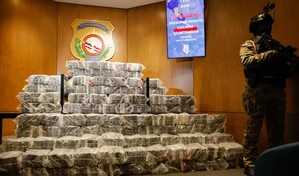Ocupan 555 paquetes de presunta coca&iacute;na en Ban&iacute;; investigan posible v&iacute;nculo con alijo de Pedernales